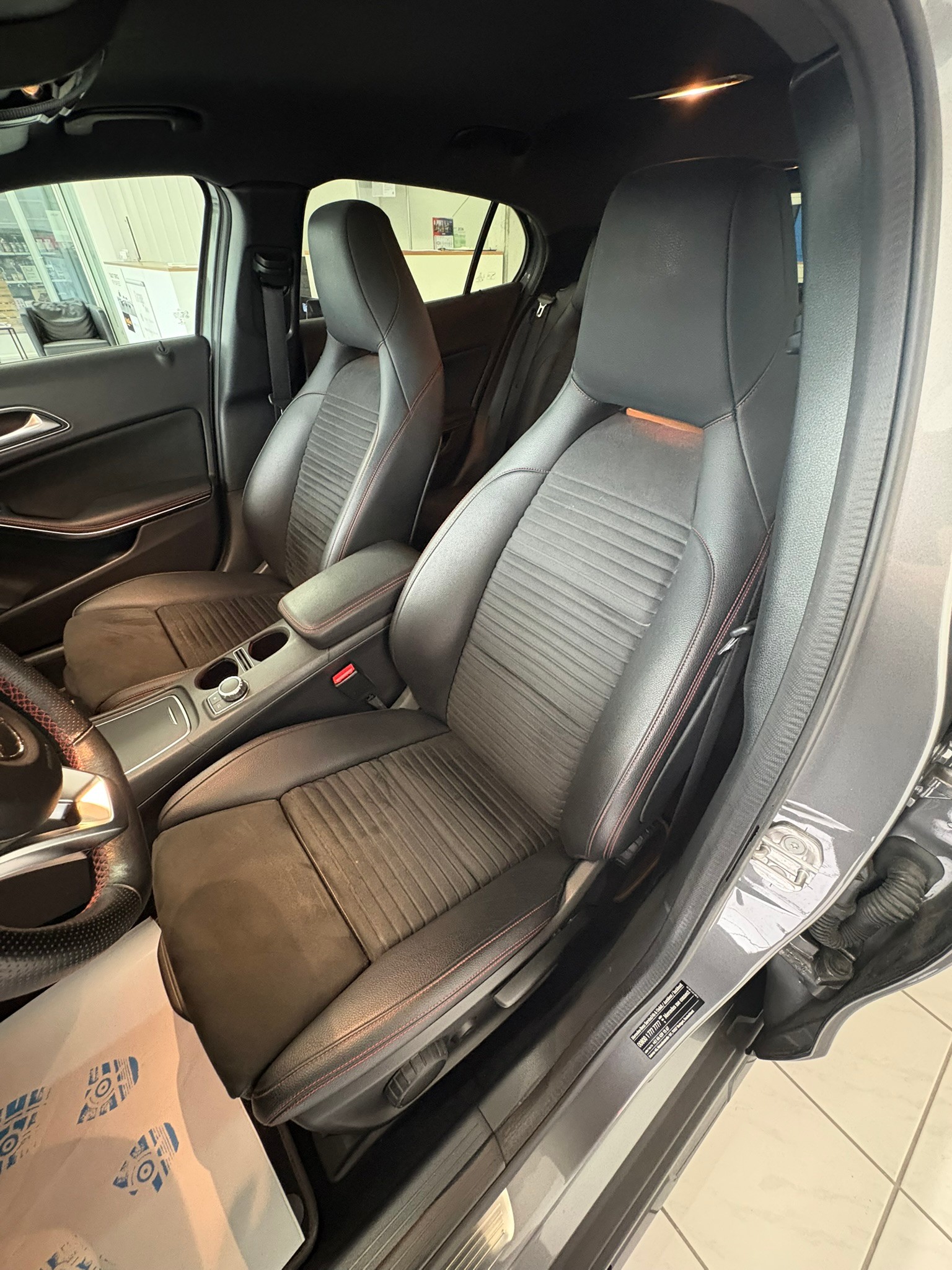 MERCEDES-BENZ GLA 200 AMG Line 7G-DCT-image-11