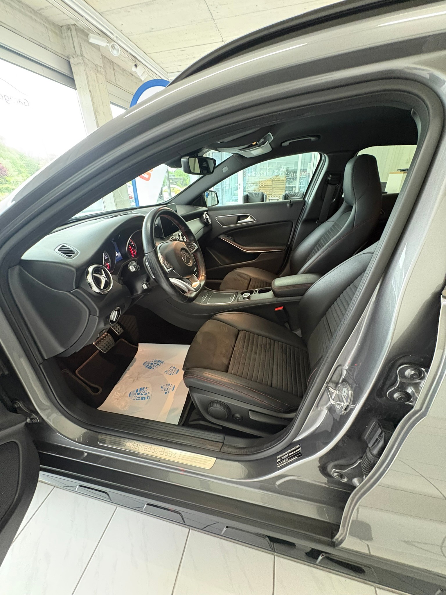 MERCEDES-BENZ GLA 200 AMG Line 7G-DCT-image-10