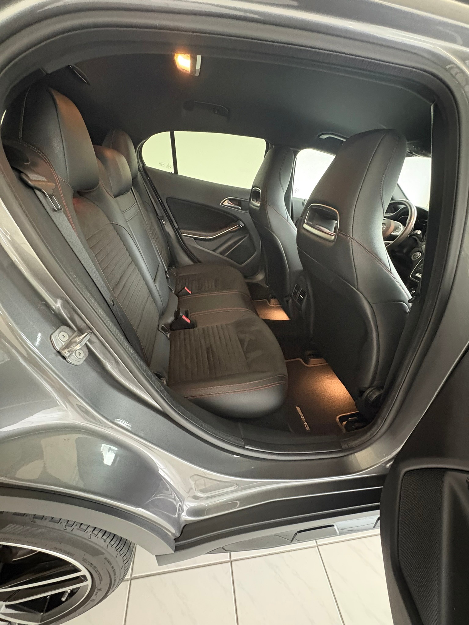 MERCEDES-BENZ GLA 200 AMG Line 7G-DCT-image-7