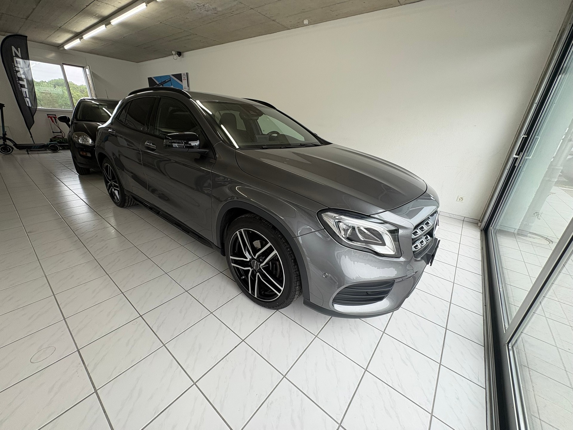 MERCEDES-BENZ GLA 200 AMG Line 7G-DCT-image-5