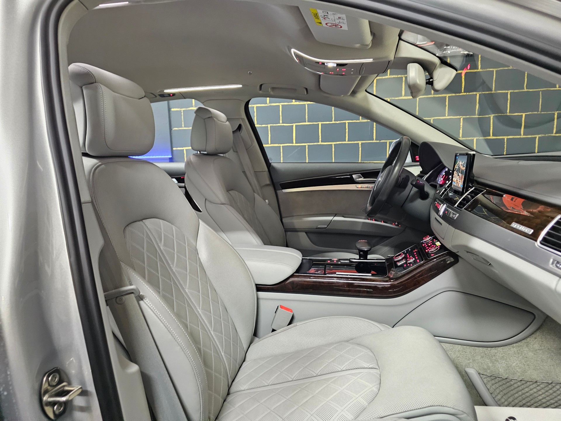 AUDI A8 4.0 TFSI V8 quattro tiptronic-image-13