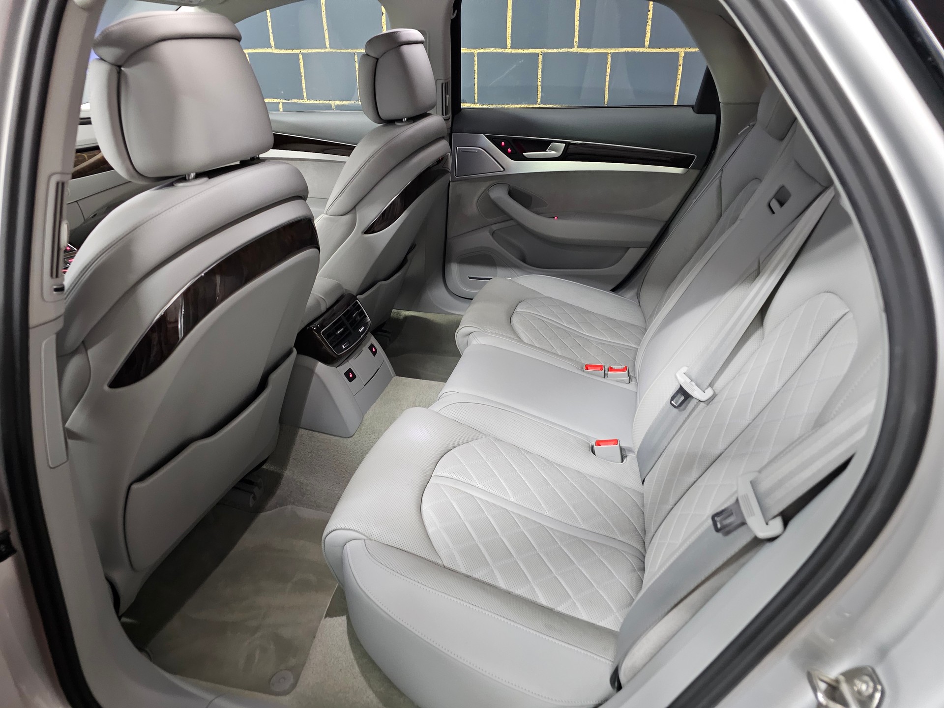 AUDI A8 4.0 TFSI V8 quattro tiptronic-image-12
