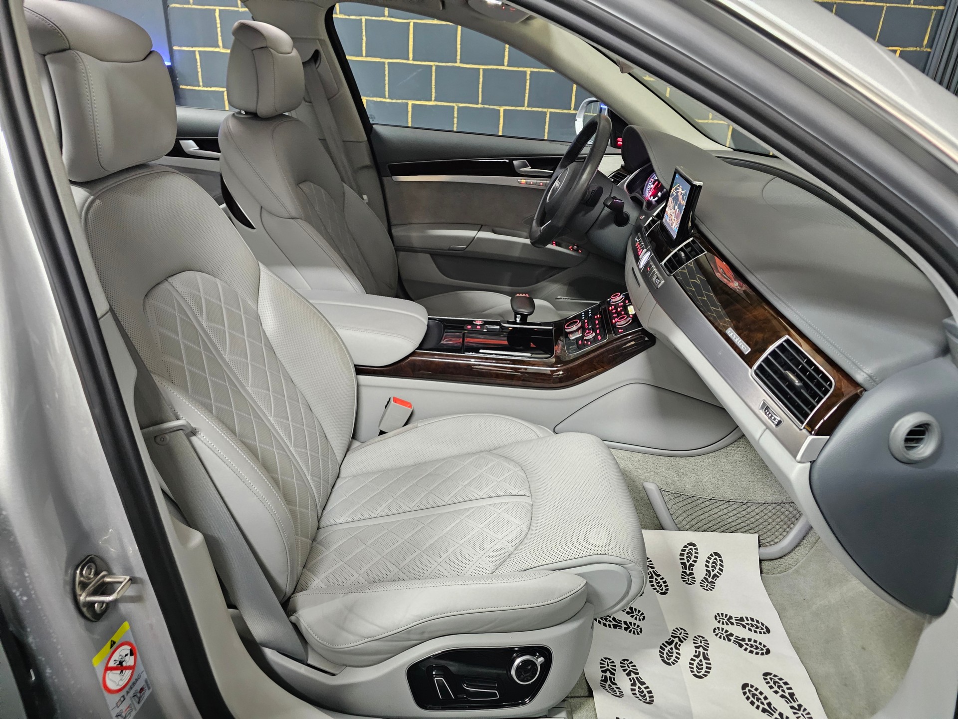AUDI A8 4.0 TFSI V8 quattro tiptronic-image-9