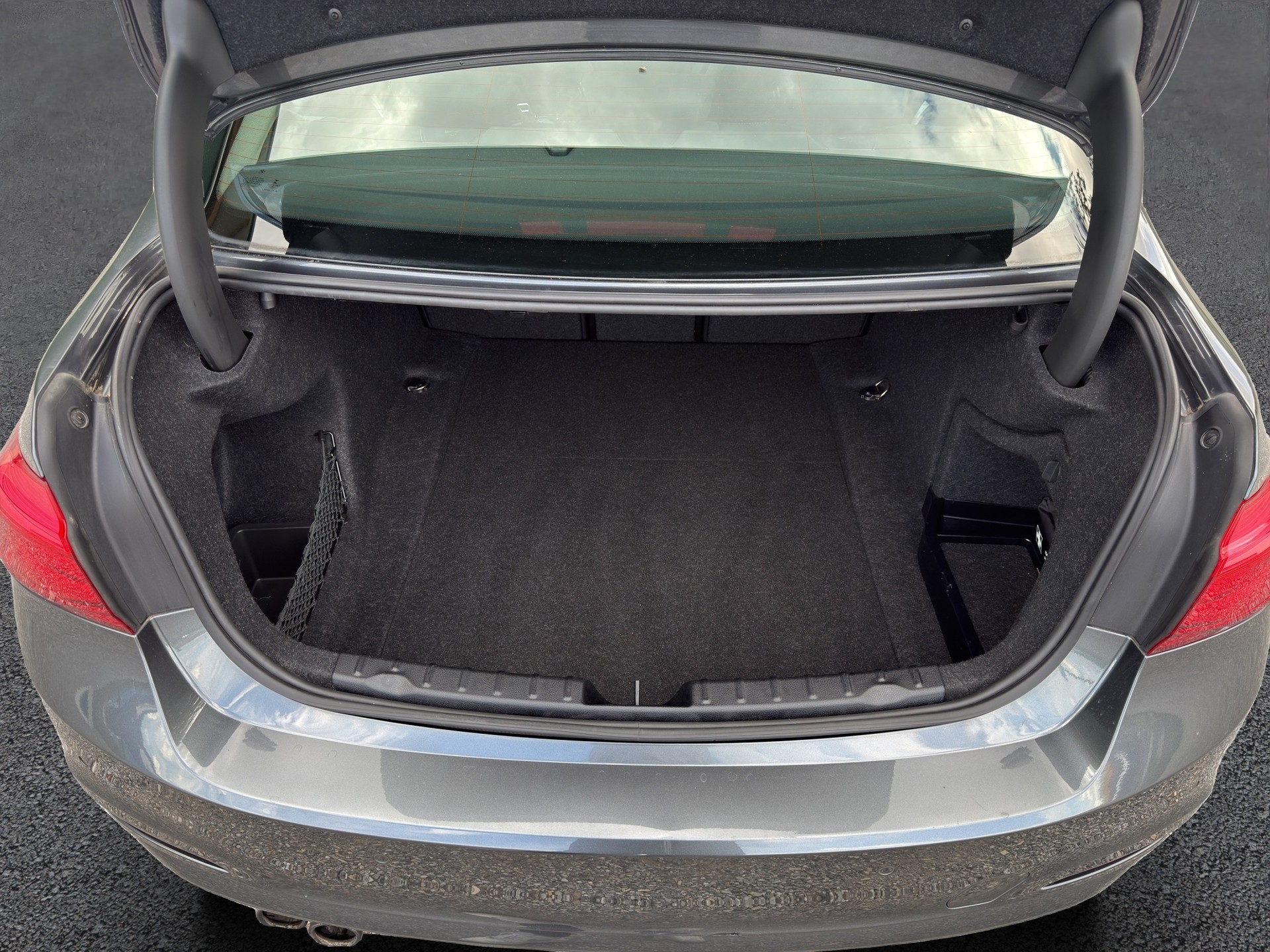 BMW 320i Essential Ed.-image-13