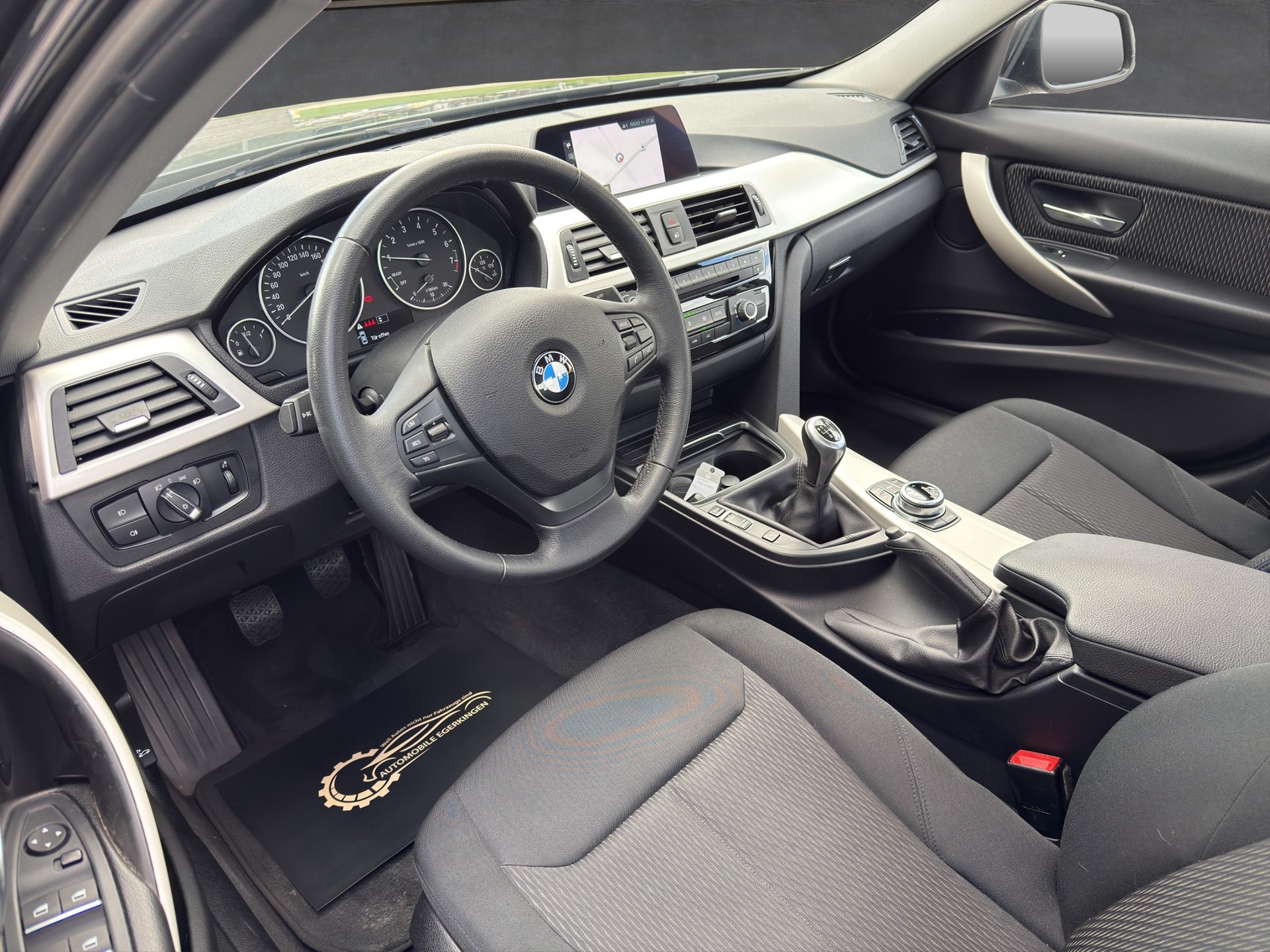 BMW 320i Essential Ed.-image-8