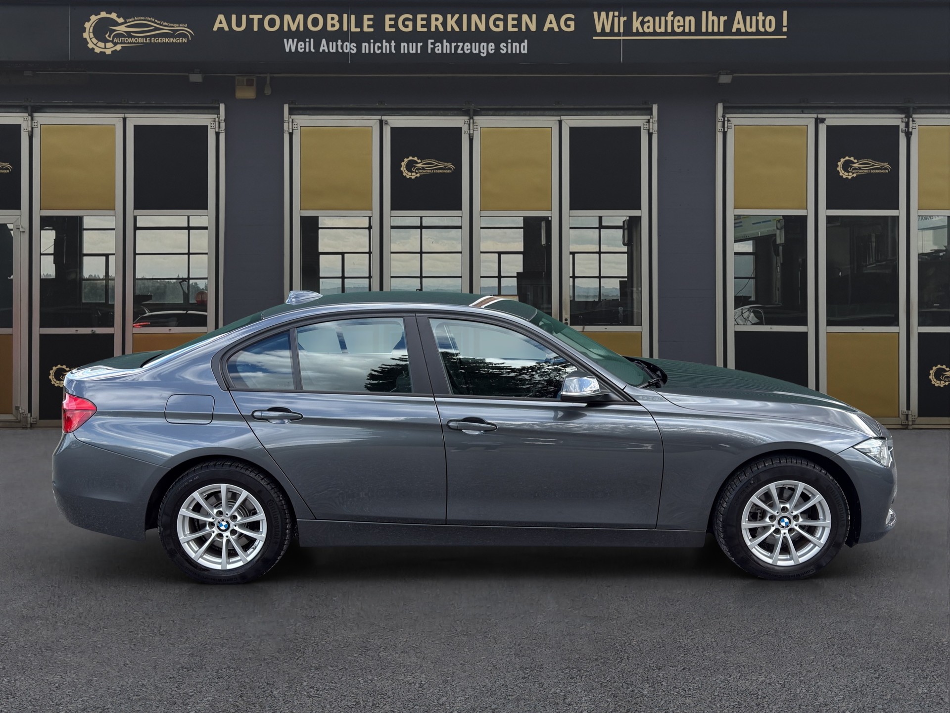 BMW 320i Essential Ed.-image-3