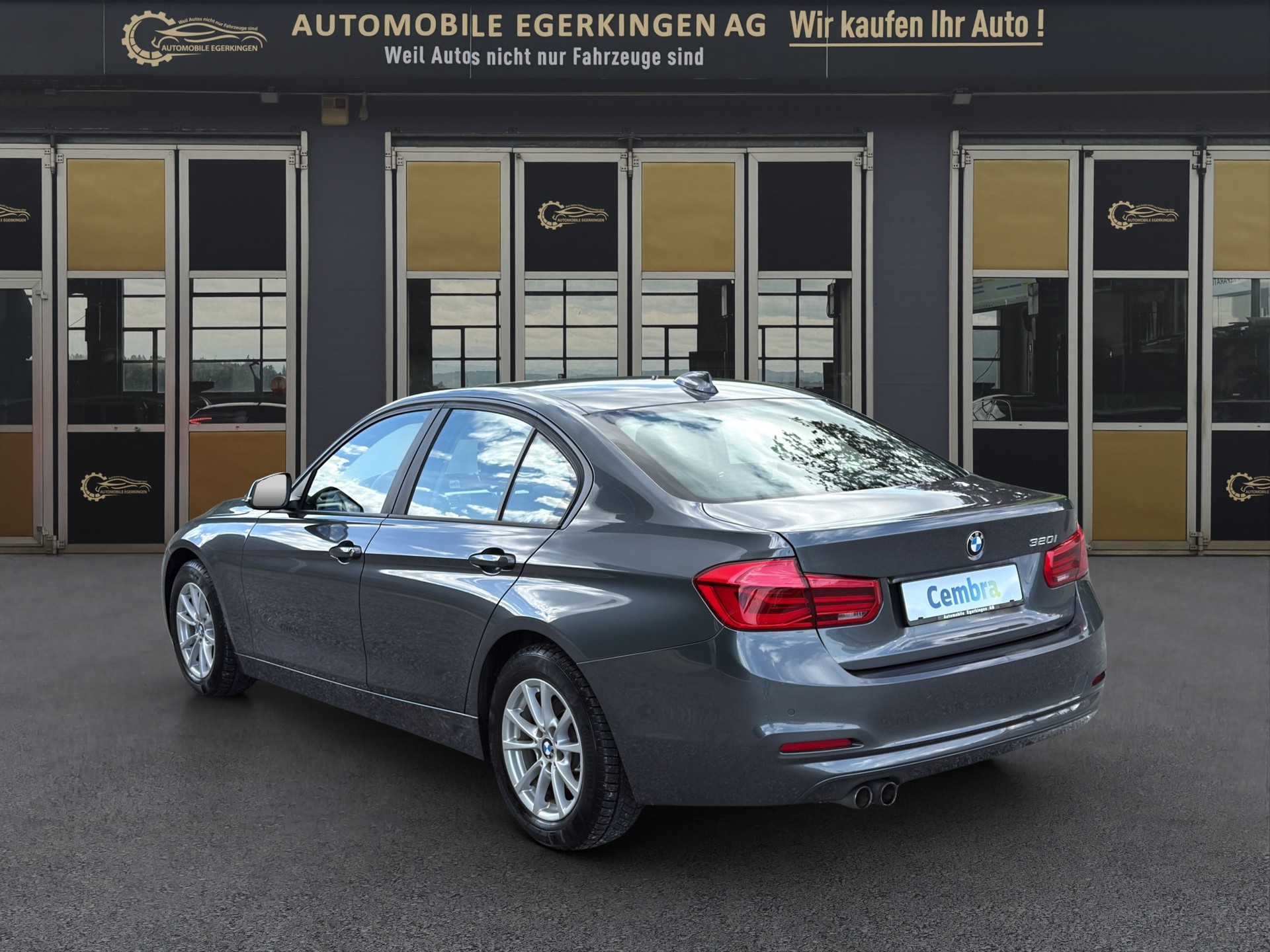 BMW 320i Essential Ed.-image-6