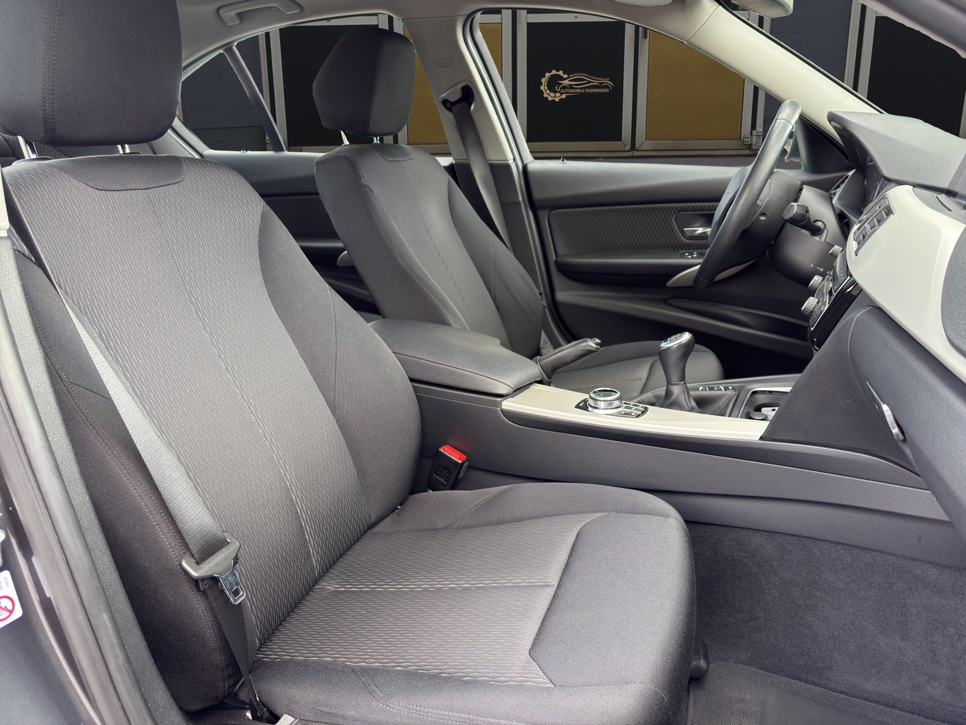 BMW 320i Essential Ed.-image-9