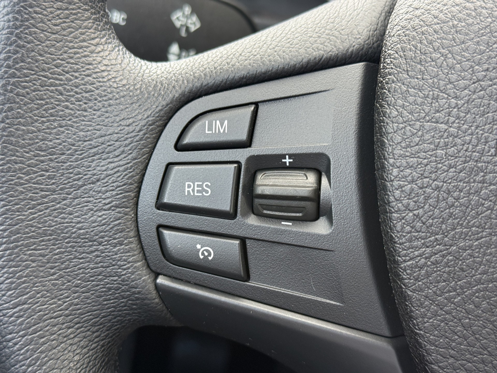 BMW 320i Essential Ed.-image-15