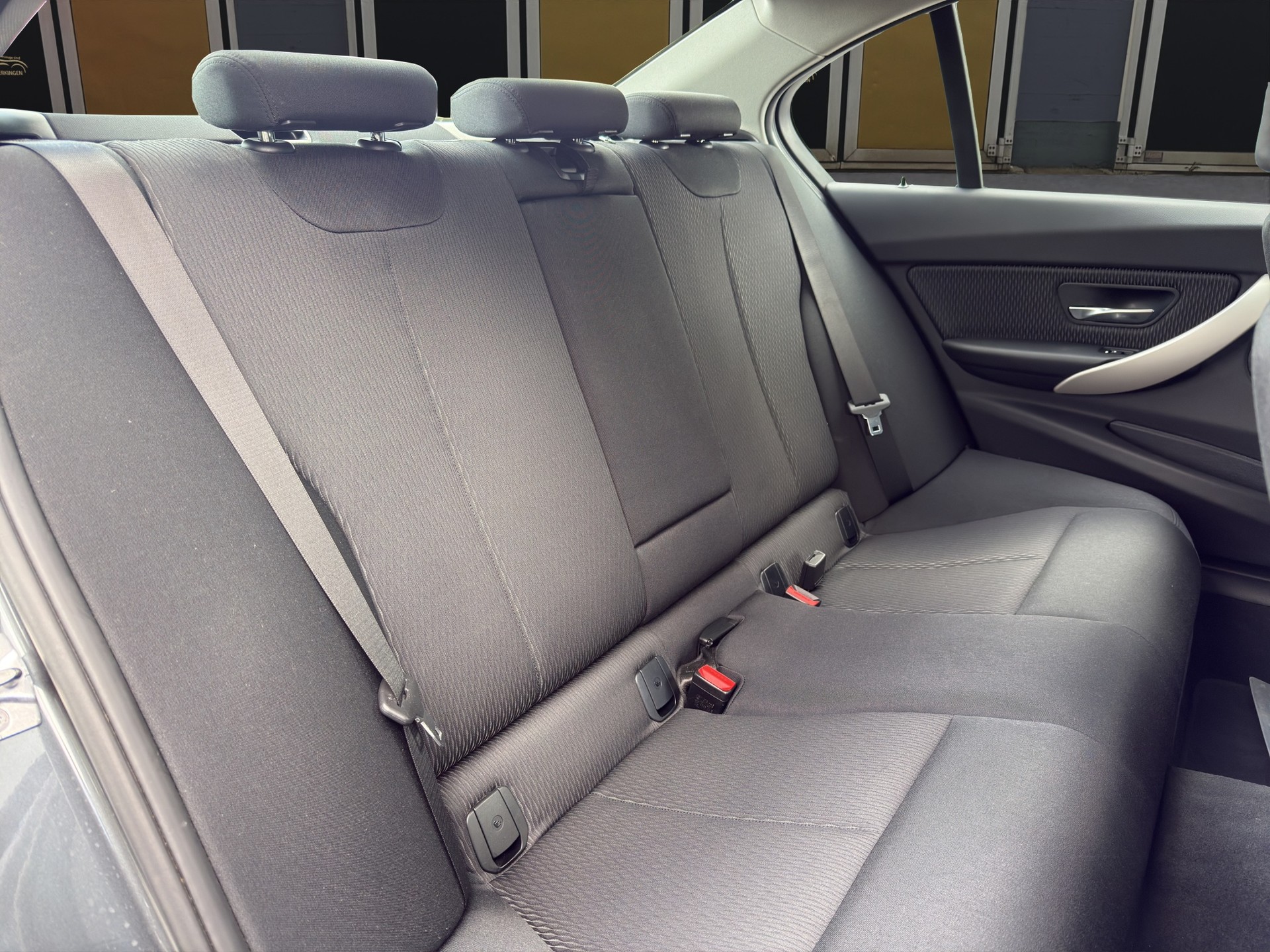 BMW 320i Essential Ed.-image-12