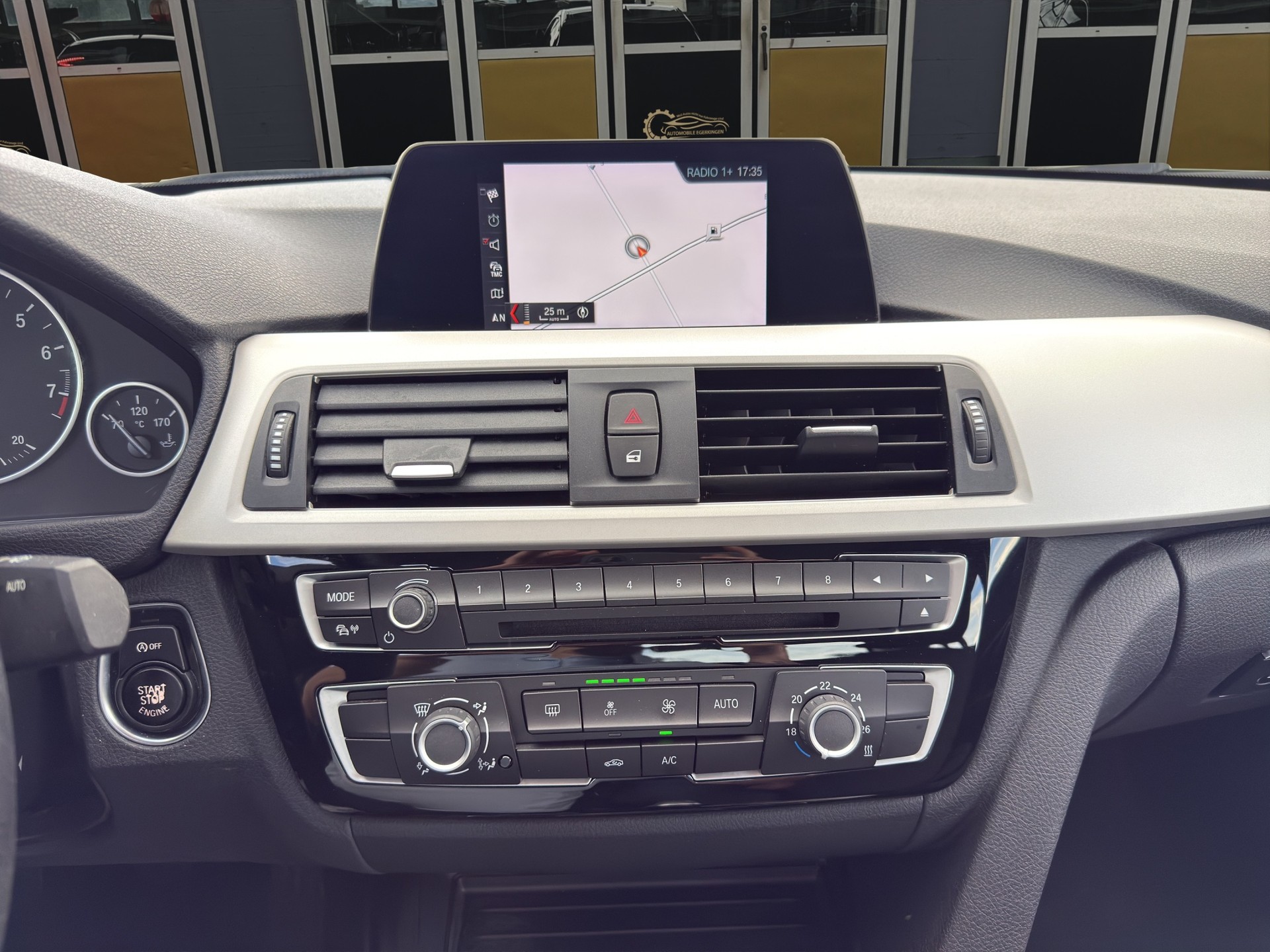 BMW 320i Essential Ed.-image-14