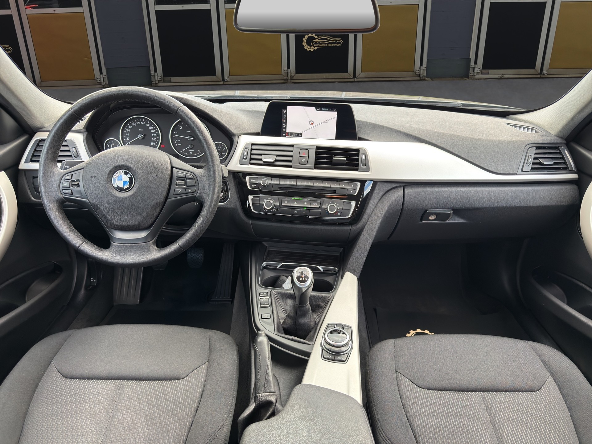 BMW 320i Essential Ed.-image-10