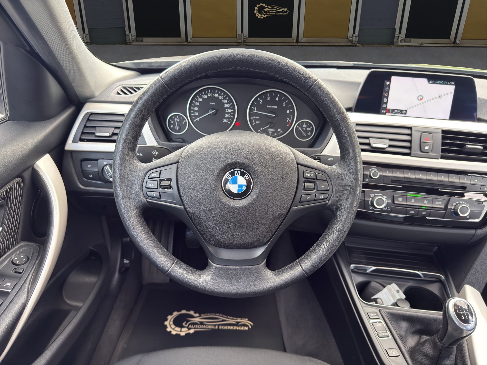 BMW 320i Essential Ed.-image-11