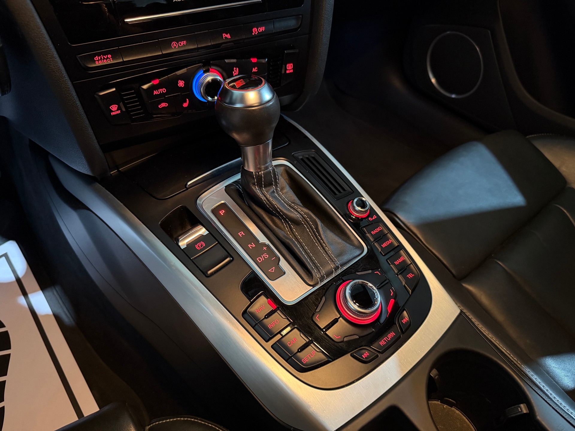 AUDI S4 Avant 3.0 TFSI quattro S-tronic-image-8