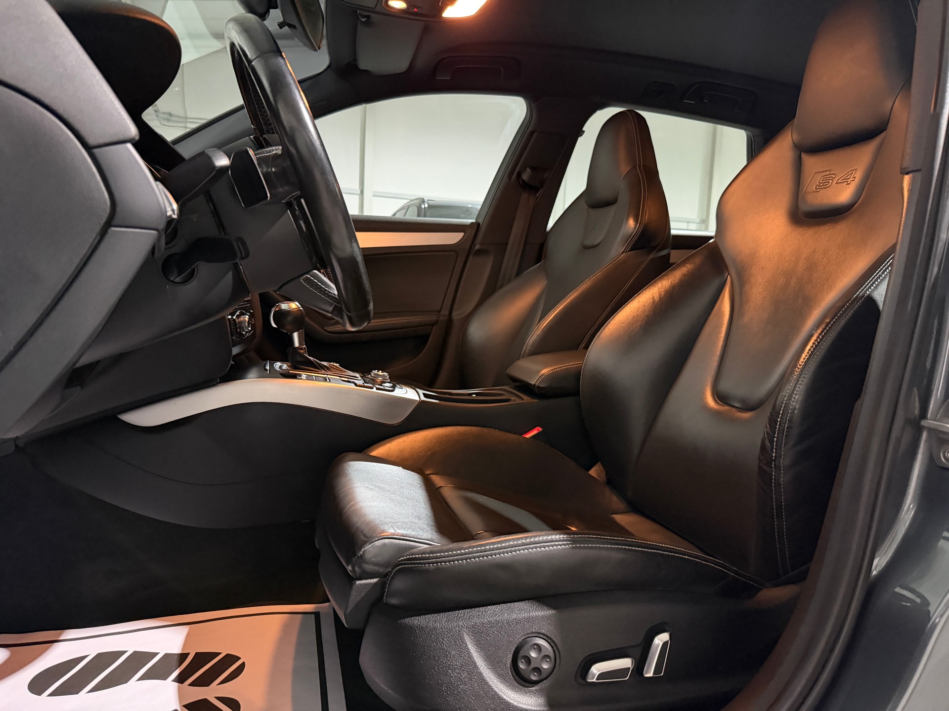 AUDI S4 Avant 3.0 TFSI quattro S-tronic-image-12