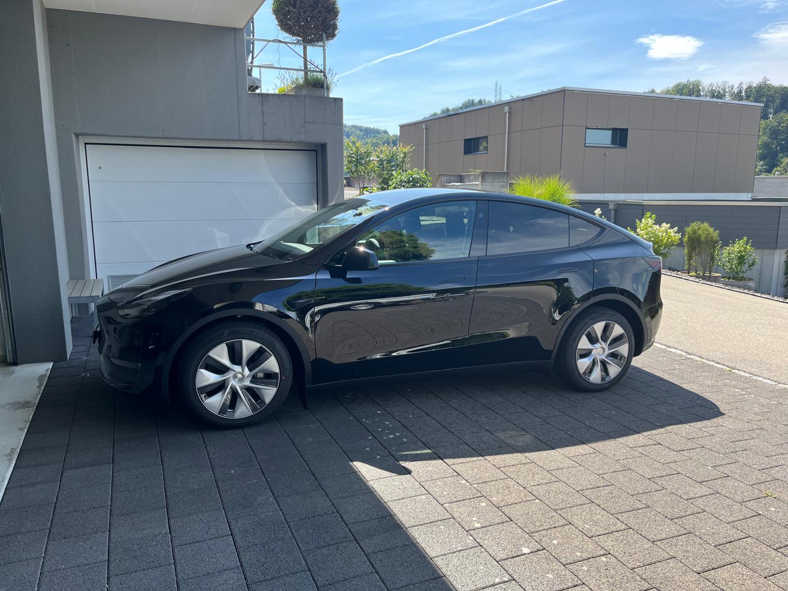 TESLA Model Y Long Range AWD-image-11