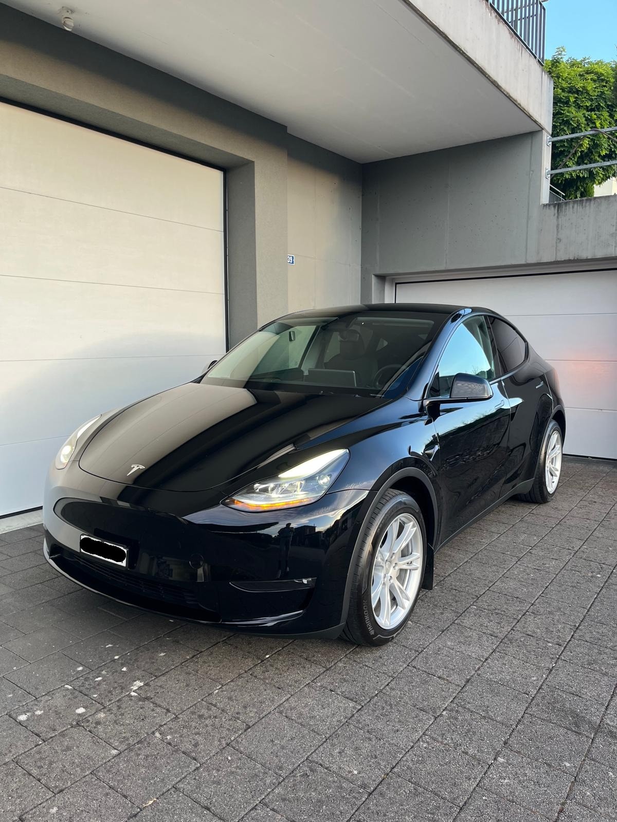 TESLA Model Y Long Range AWD-image-1