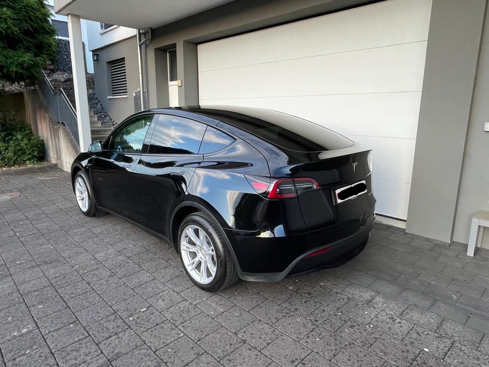 TESLA Model Y Long Range AWD-image-6