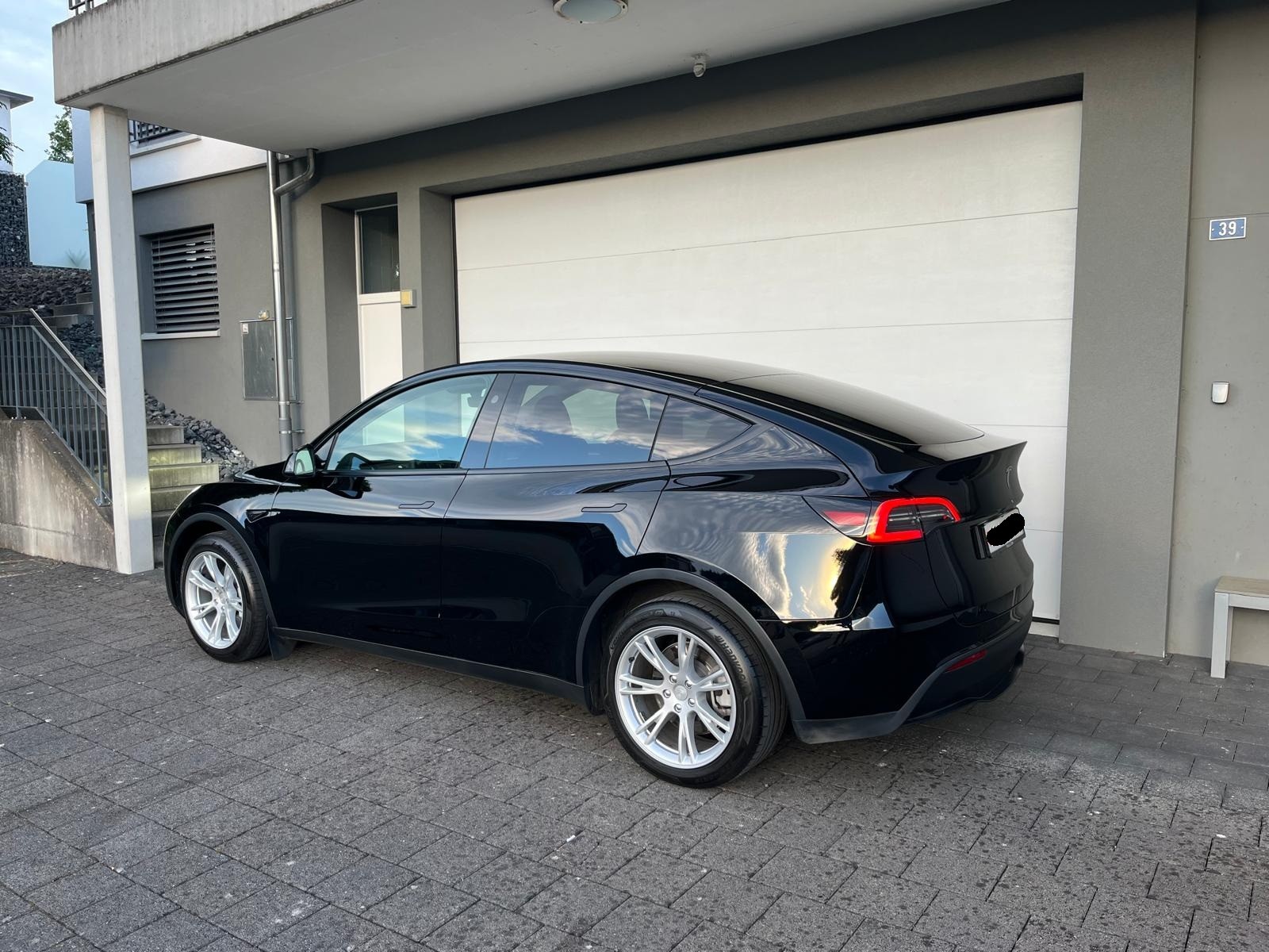 TESLA Model Y Long Range AWD-image-3