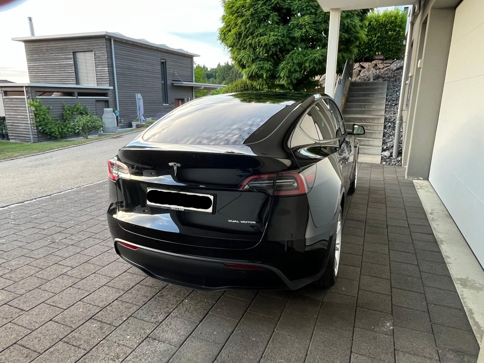 TESLA Model Y Long Range AWD-image-7