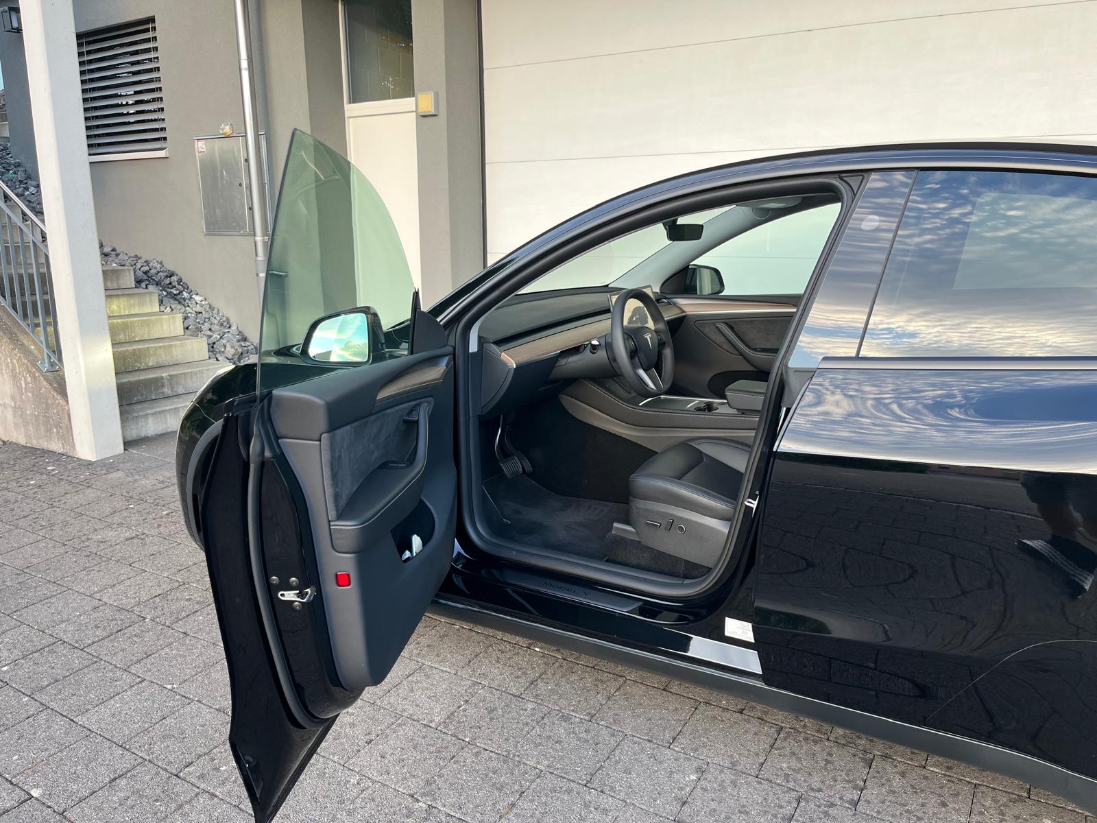 TESLA Model Y Long Range AWD-image-8