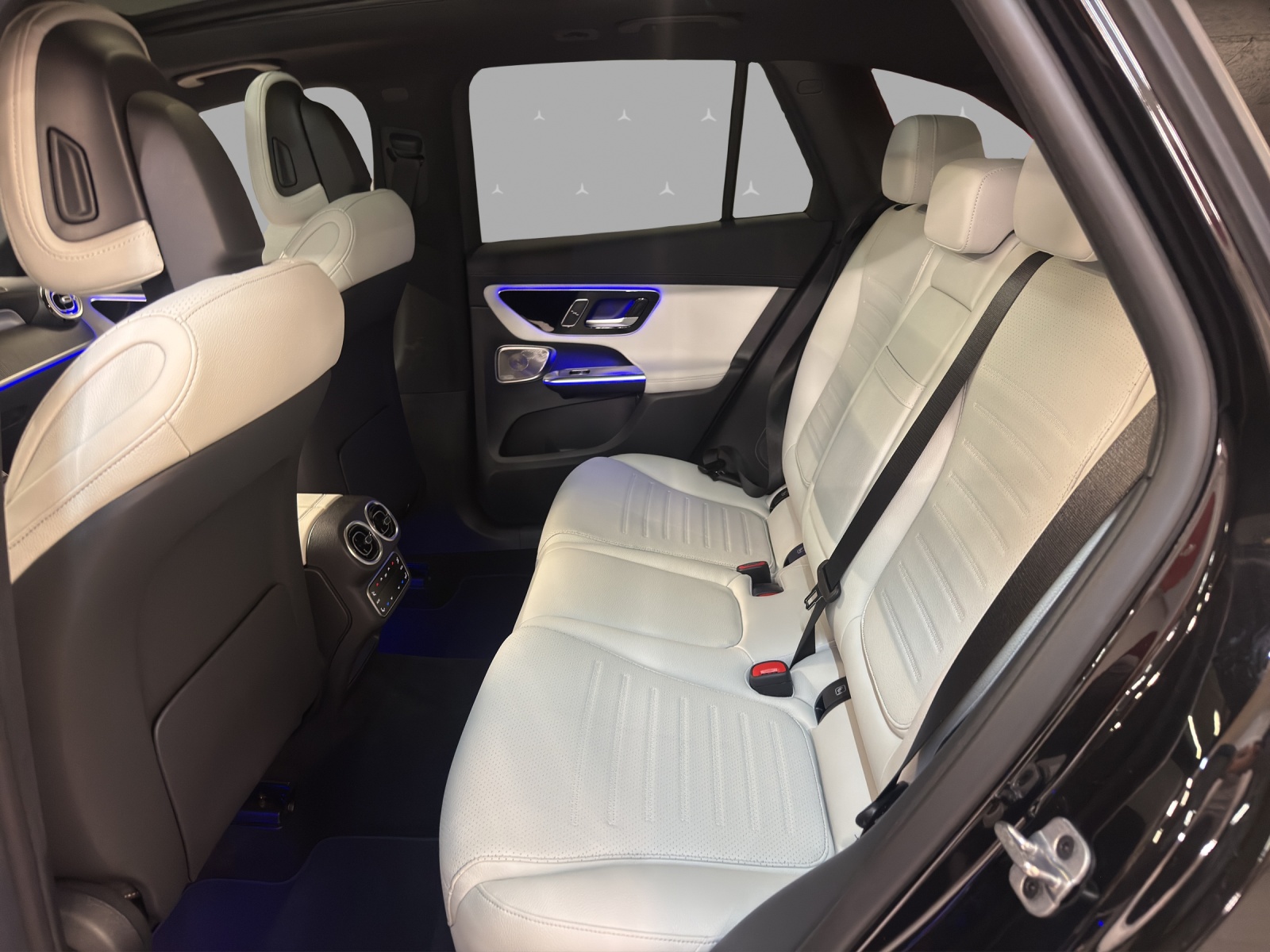 MERCEDES-BENZ GLC 300 4M - AMG / DISTRONIC / 360 Grad Kamera / Standheizung-image-13