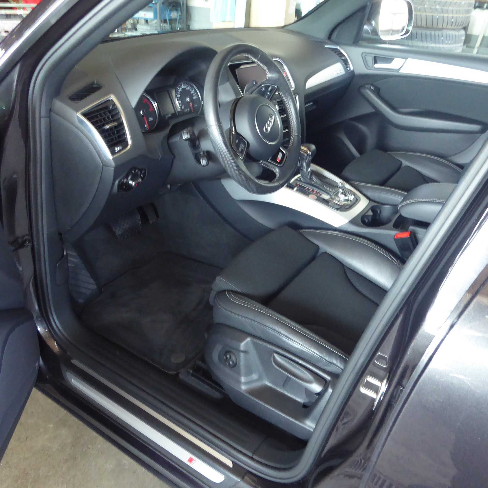 AUDI Q5 3.0 TDI clean quattro S-tronic-image-4