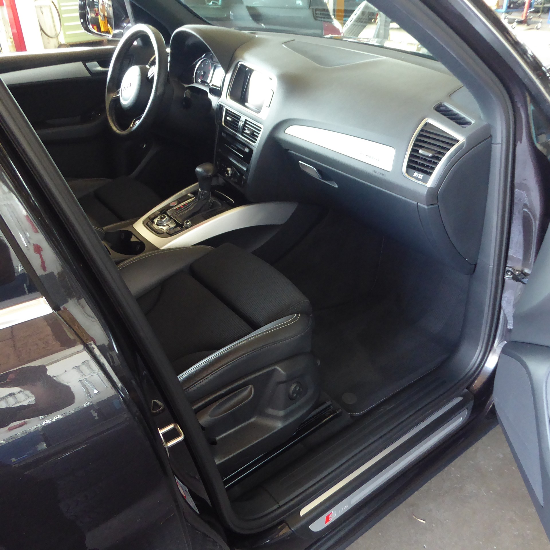 AUDI Q5 3.0 TDI clean quattro S-tronic-image-8