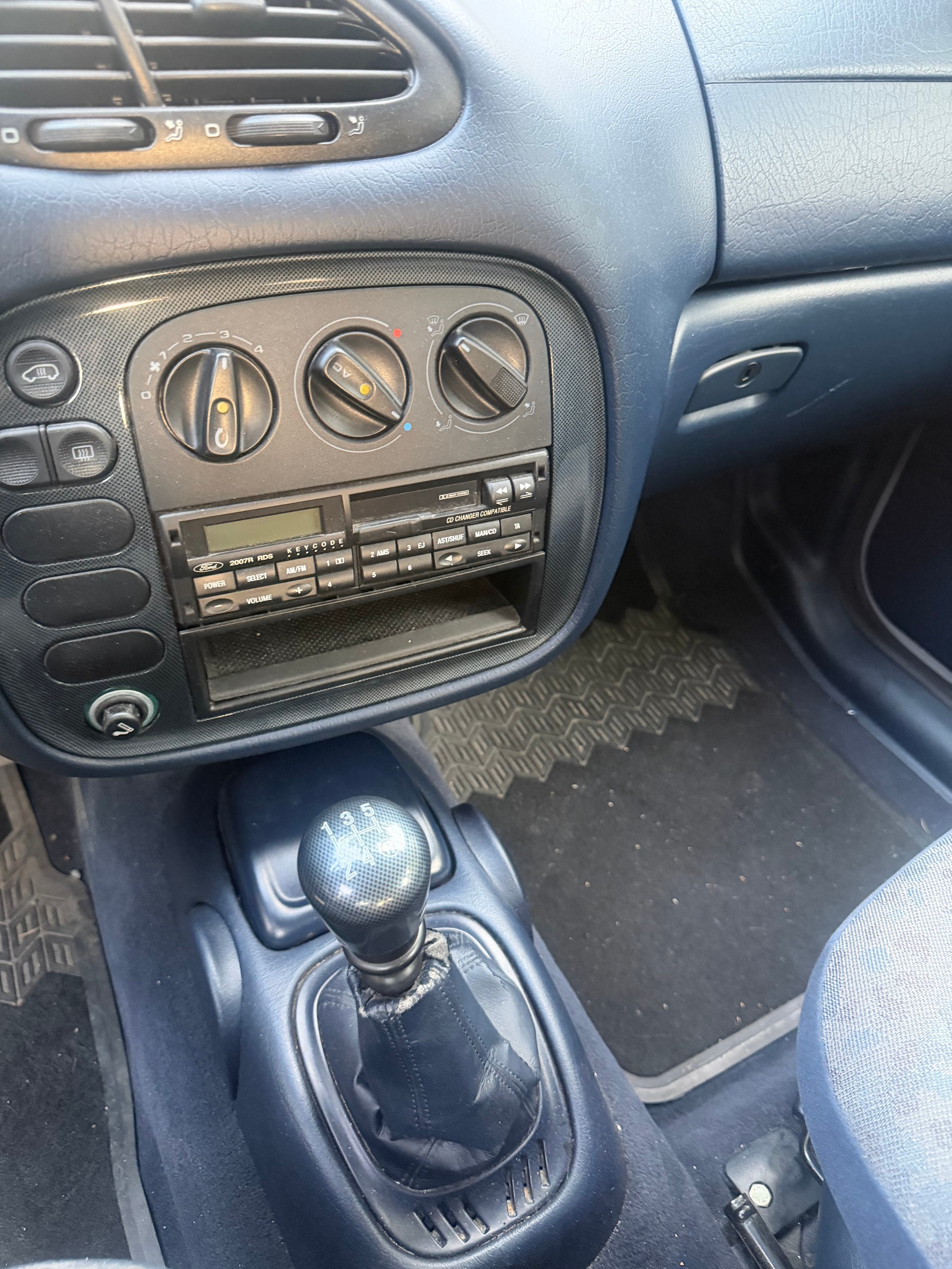 FORD Galaxy 2.0i Suisse Equipe-image-8