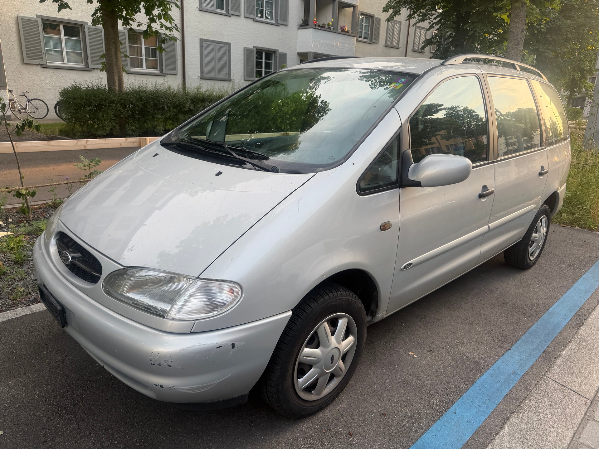 FORD Galaxy 2.0i Suisse Equipe-image-1