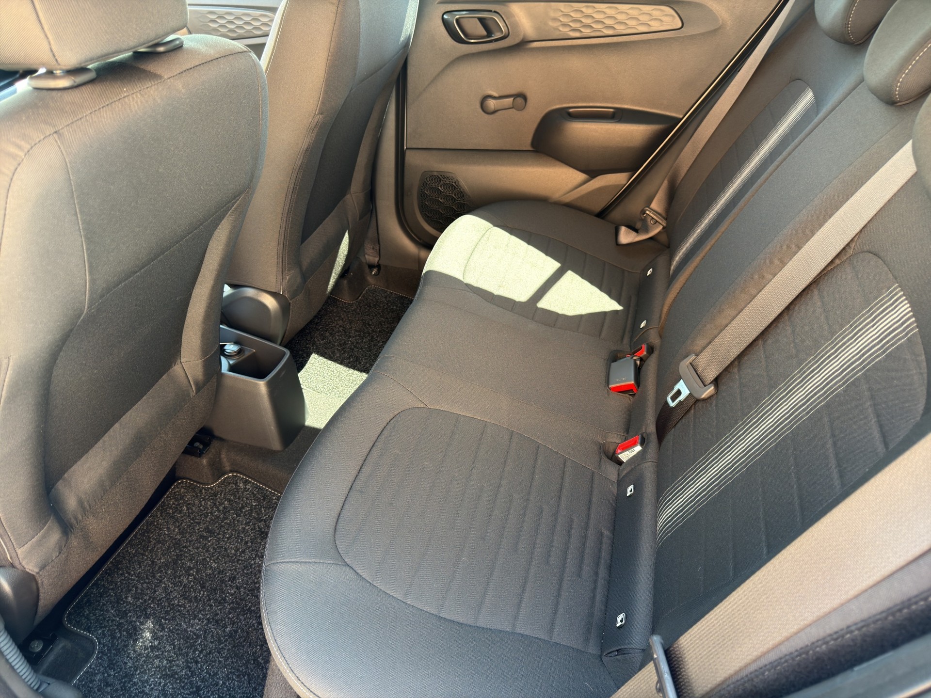 HYUNDAI i10 1.2 Amplia Aut.-image-9