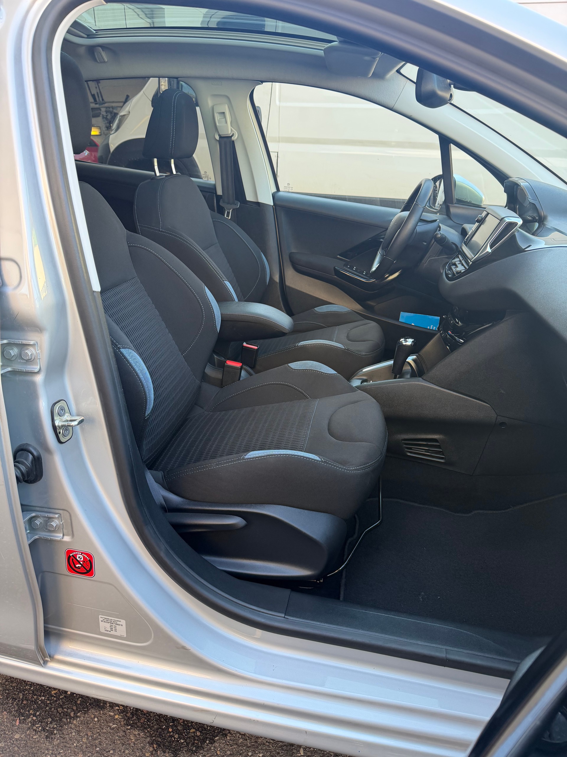 PEUGEOT 208 1.6 VTI Roland Garros Automatik-image-7