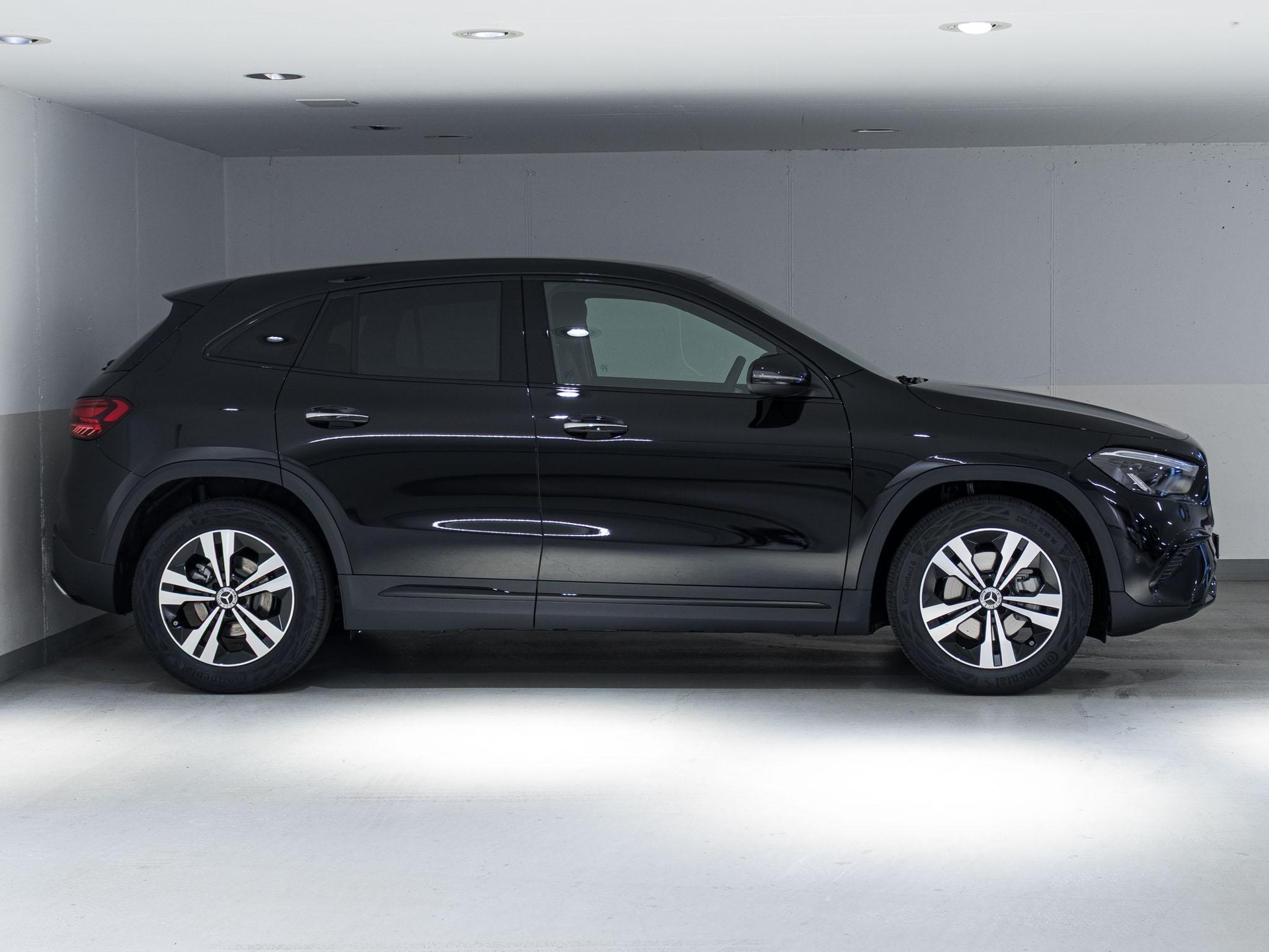 MERCEDES-BENZ GLA 200 "Night Star"-image-1