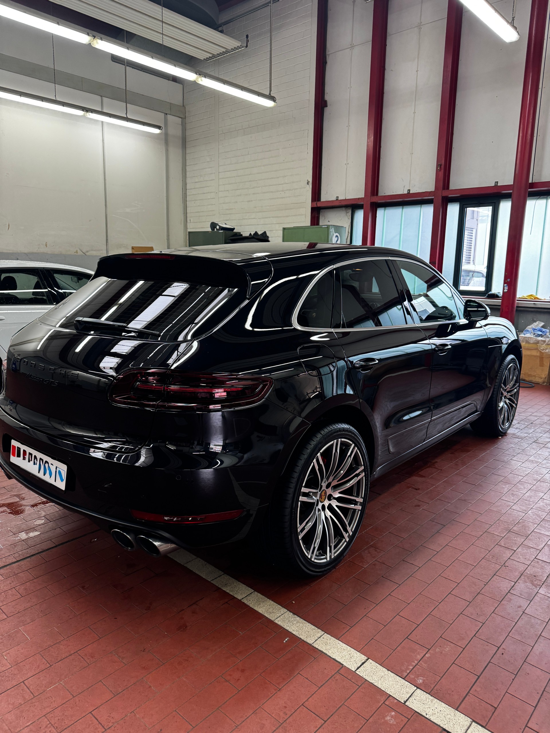 PORSCHE 3.0 V6 GTS-image-1