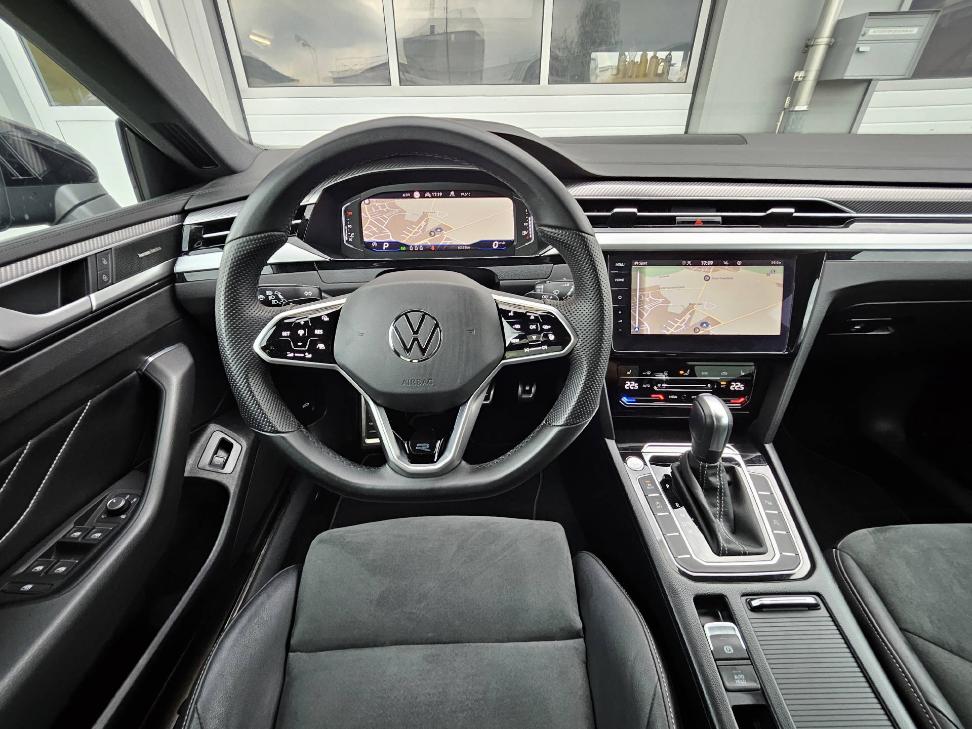 VW Arteon Shooting Brake 2.0 TSI R-Line DSG 4m* IQ Light Matrix LED * ACC * Anhängerkupplung *-image-15