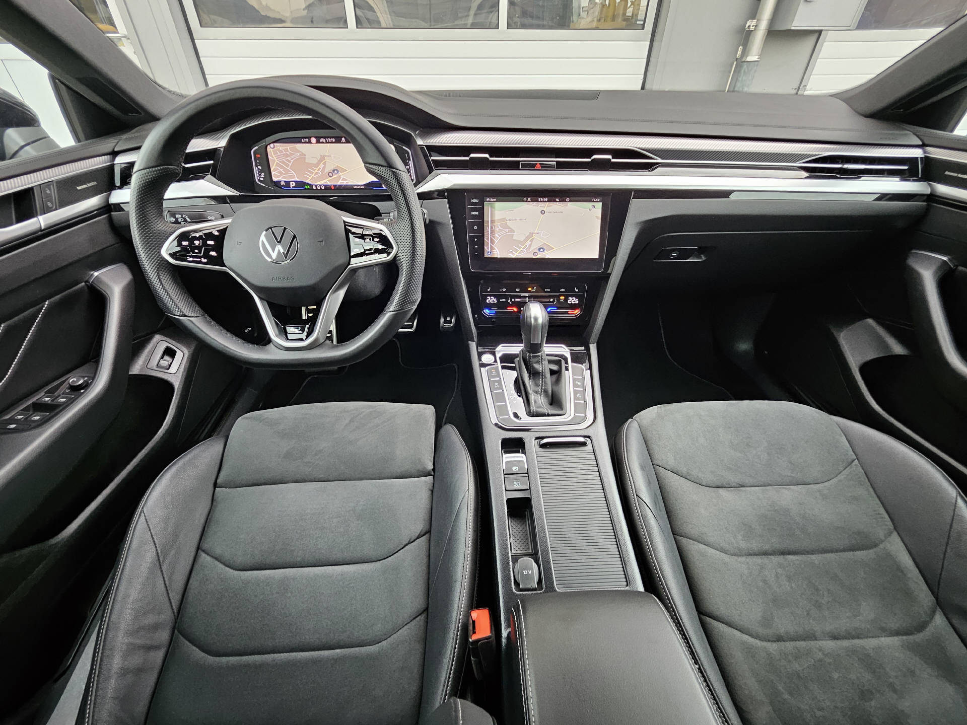 VW Arteon Shooting Brake 2.0 TSI R-Line DSG 4m* IQ Light Matrix LED * ACC * Anhängerkupplung *-image-14