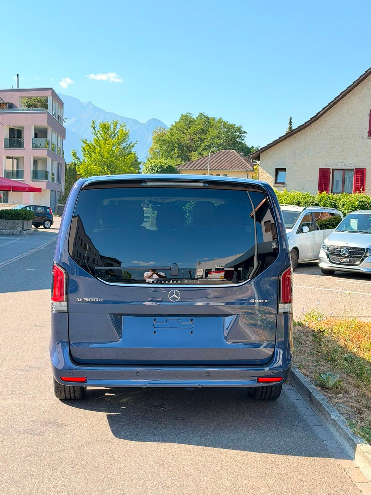 MERCEDES-BENZ V 300 d Exclusive lang Van-image-2