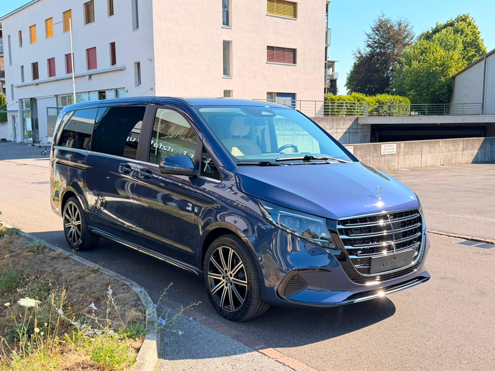 MERCEDES-BENZ V 300 d Exclusive lang Van-image-4