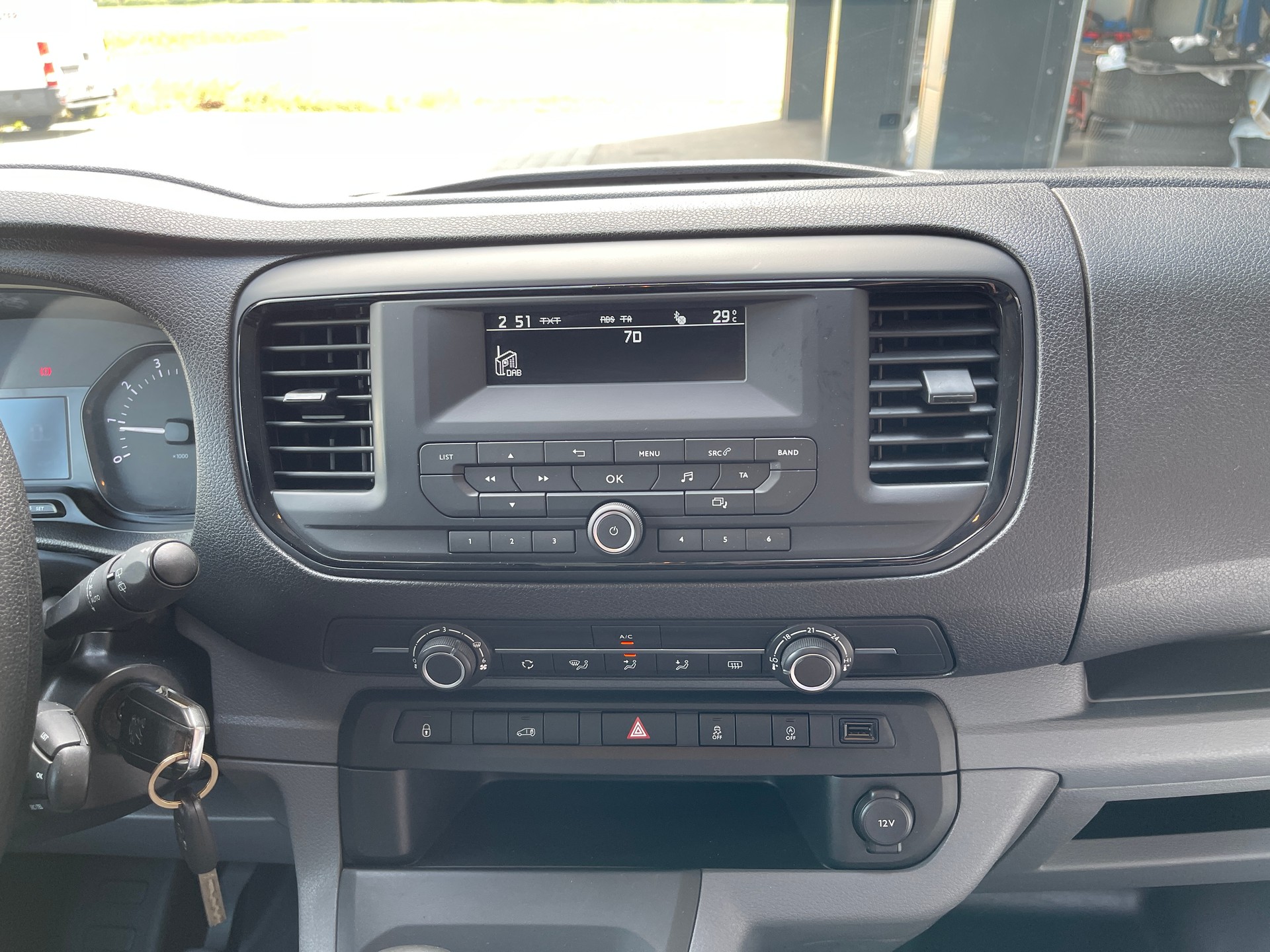 PEUGEOT Expert 2.0 BlueHDi 120 S&S Premium Standard-image-9