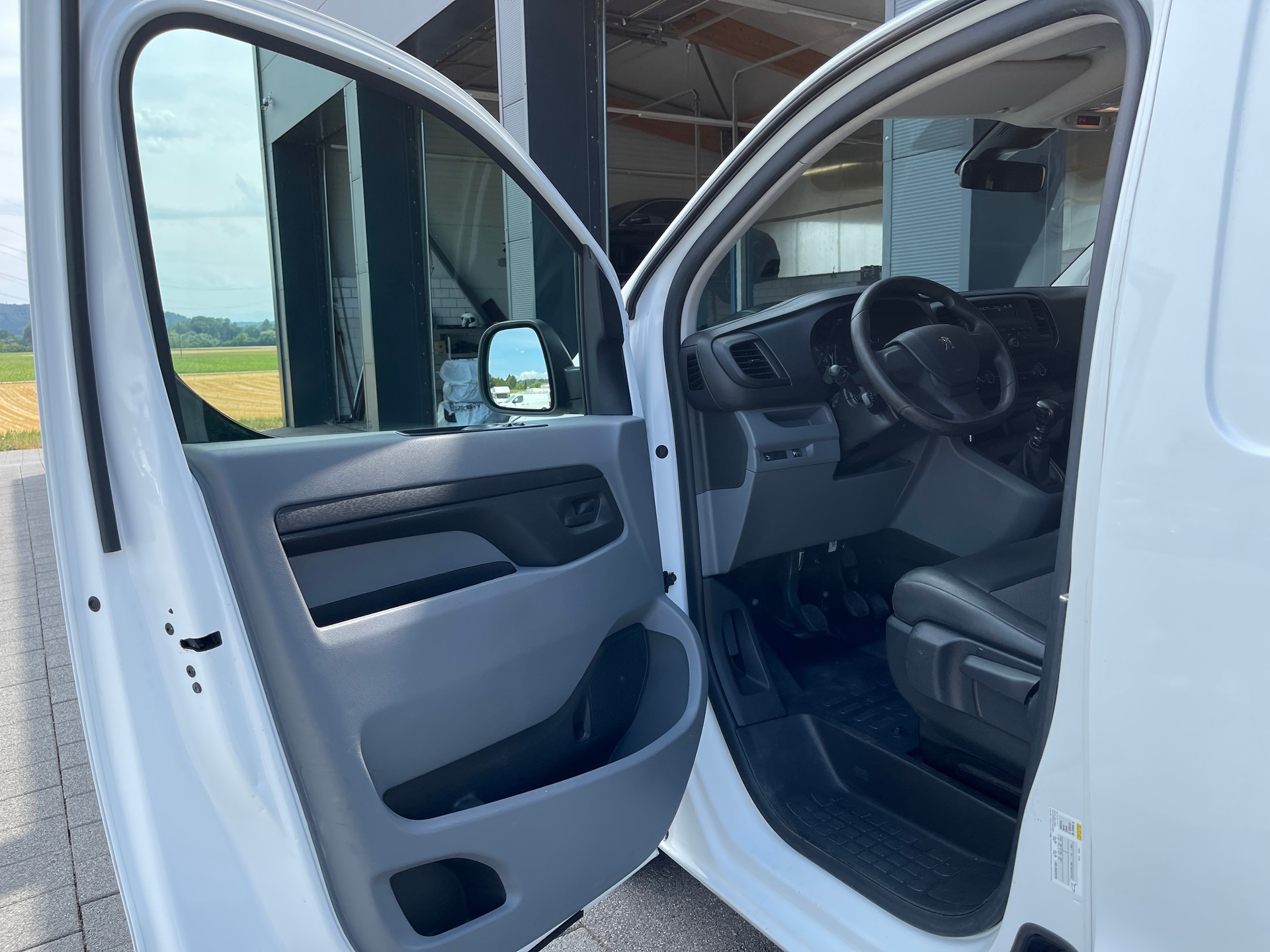 PEUGEOT Expert 2.0 BlueHDi 120 S&S Premium Standard-image-6