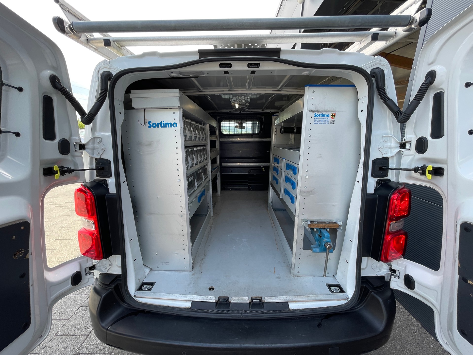 PEUGEOT Expert 2.0 BlueHDi 120 S&S Premium Standard-image-14
