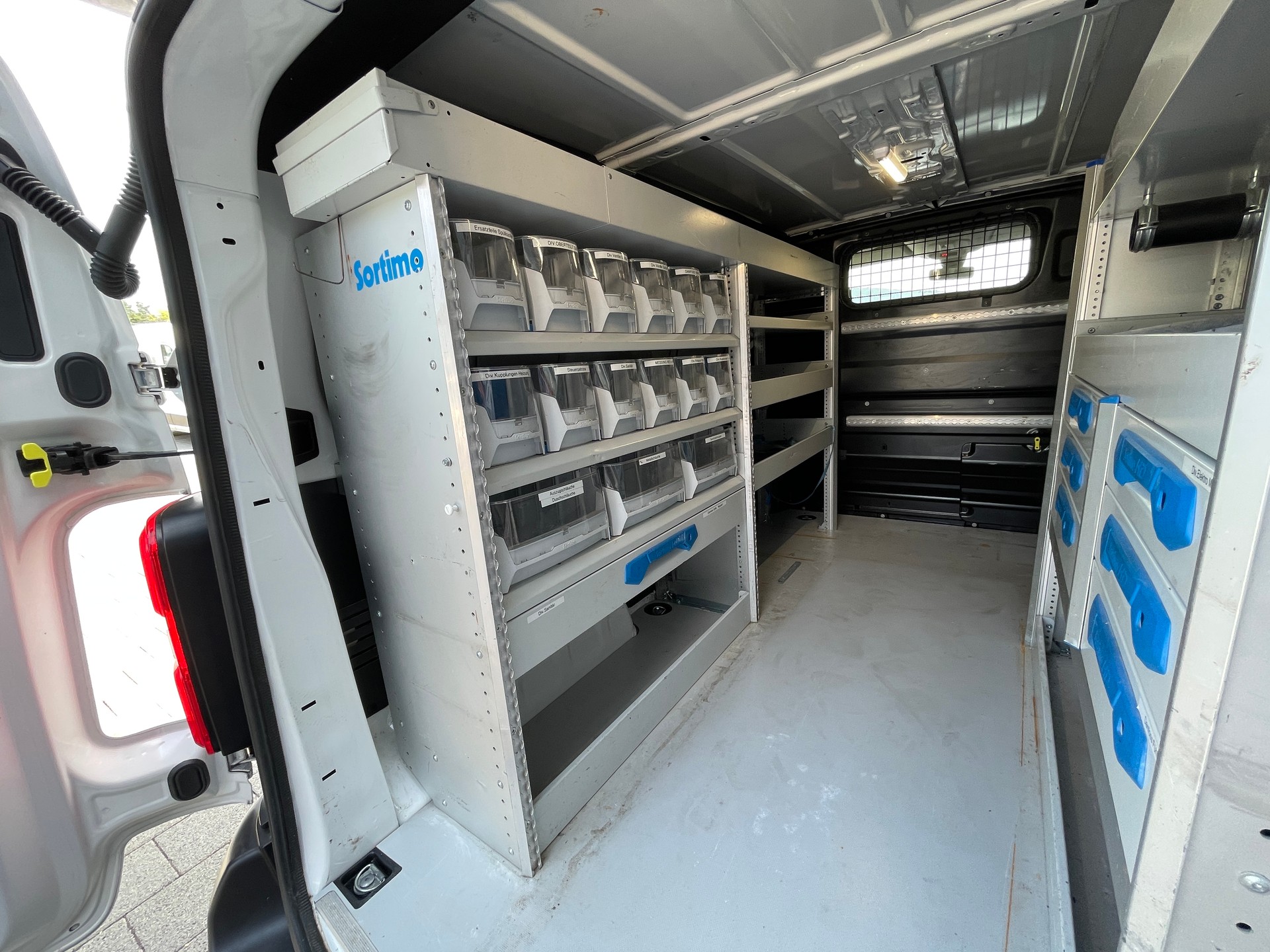 PEUGEOT Expert 2.0 BlueHDi 120 S&S Premium Standard-image-12