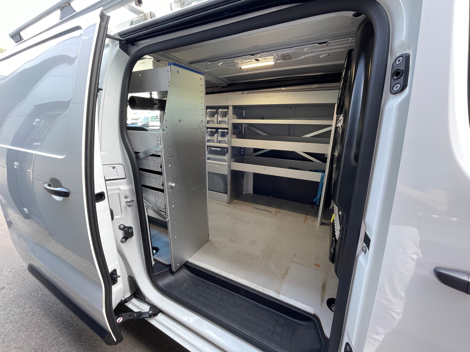 PEUGEOT Expert 2.0 BlueHDi 120 S&S Premium Standard-image-10