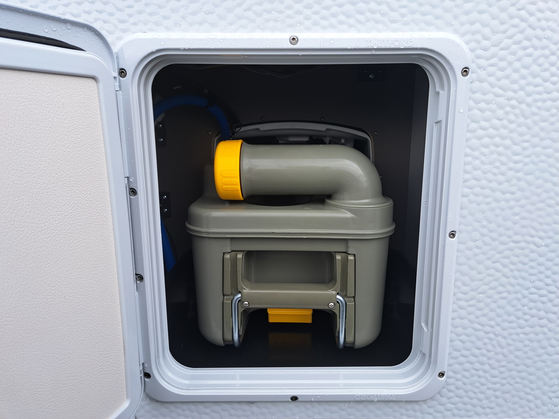 BÜRSTNER Averso Plus 490 TL B66-image-11