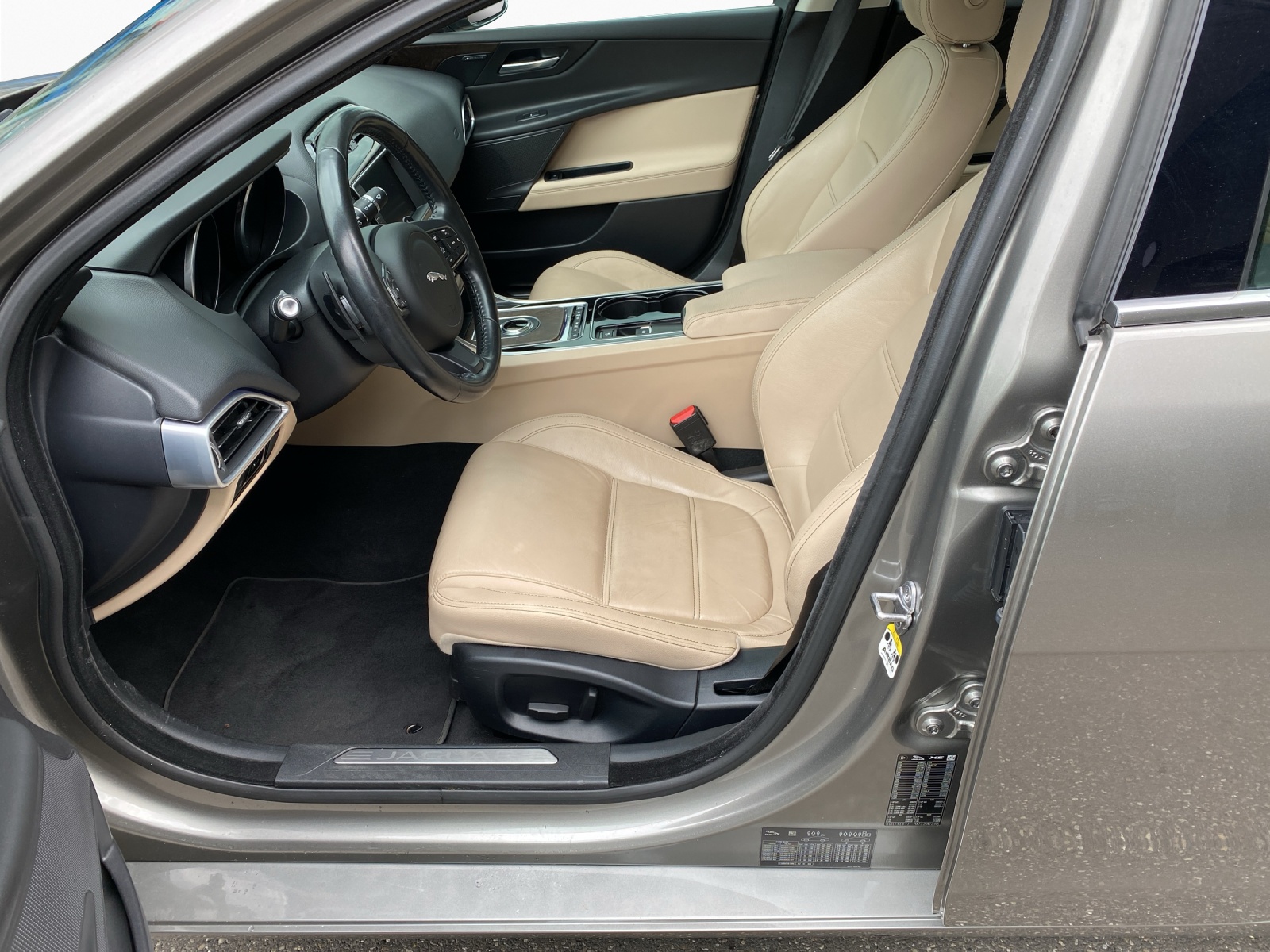 JAGUAR XE 2.0 D 180 Prestige AWD-image-9