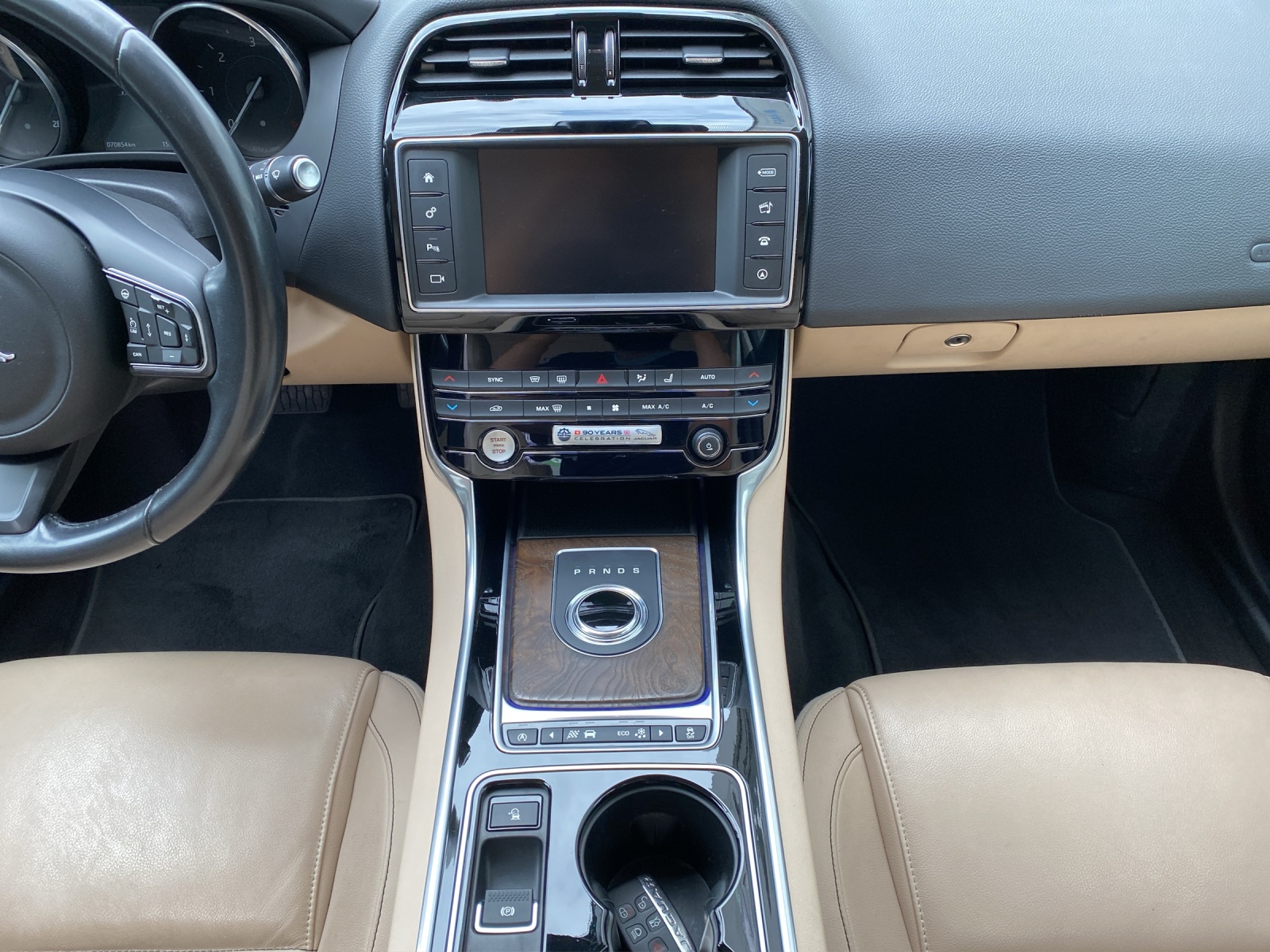 JAGUAR XE 2.0 D 180 Prestige AWD-image-13
