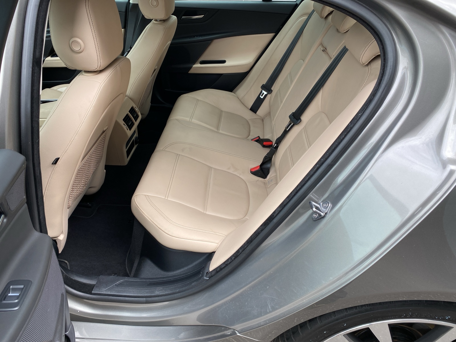 JAGUAR XE 2.0 D 180 Prestige AWD-image-10