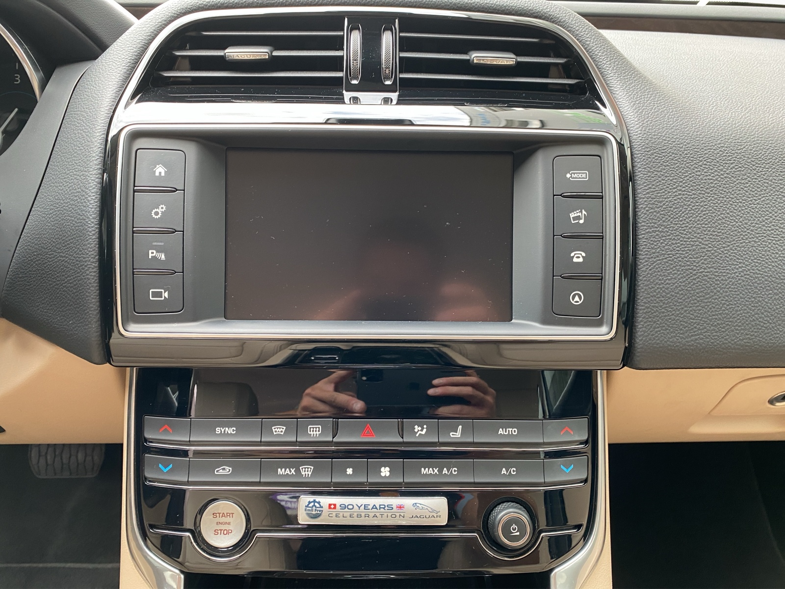 JAGUAR XE 2.0 D 180 Prestige AWD-image-14