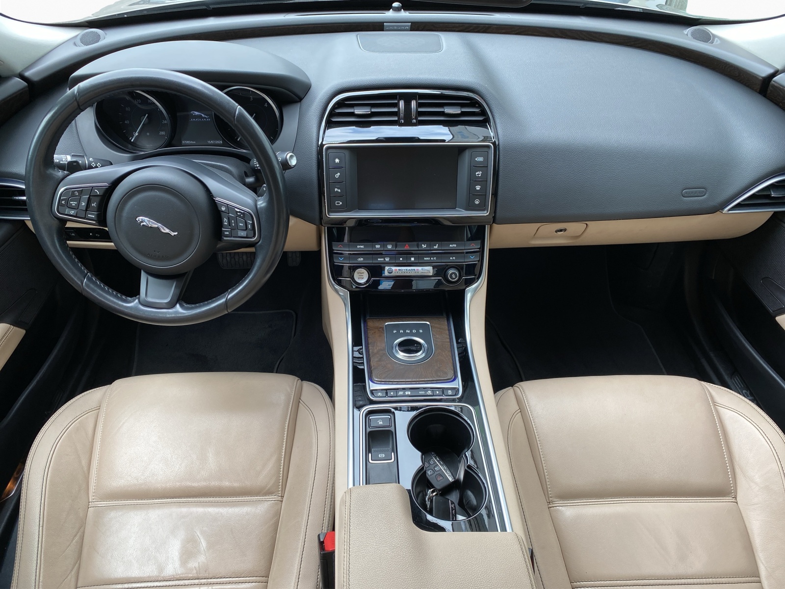 JAGUAR XE 2.0 D 180 Prestige AWD-image-11