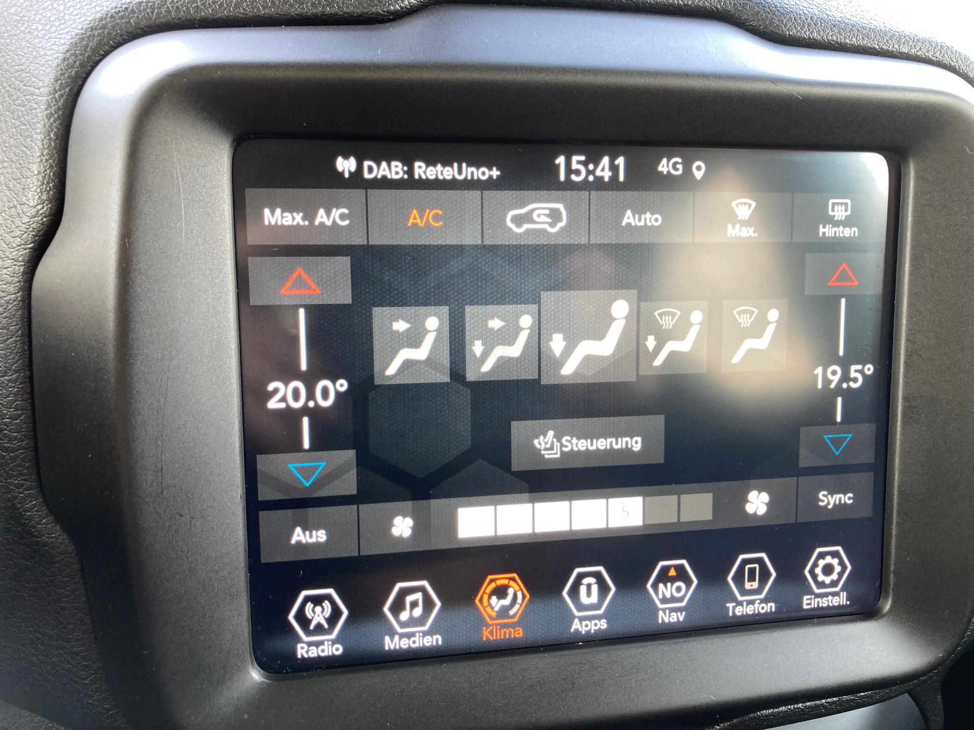 JEEP Renegade 1.3 T PHEV Trailhawk AWD mit Geländeuntersetzung-image-26